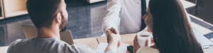Consultor financiero cerrando un acuerdo de colaboración con dos empresas
